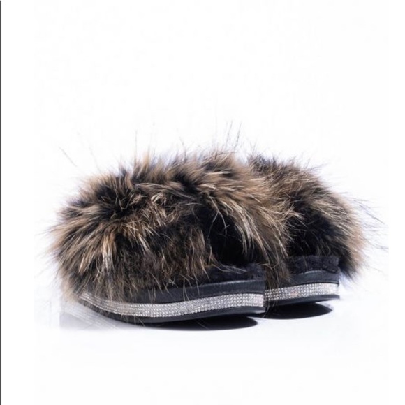 LOOKING RICH IN THESE FUR SLIDES - Picture 4 of 4
